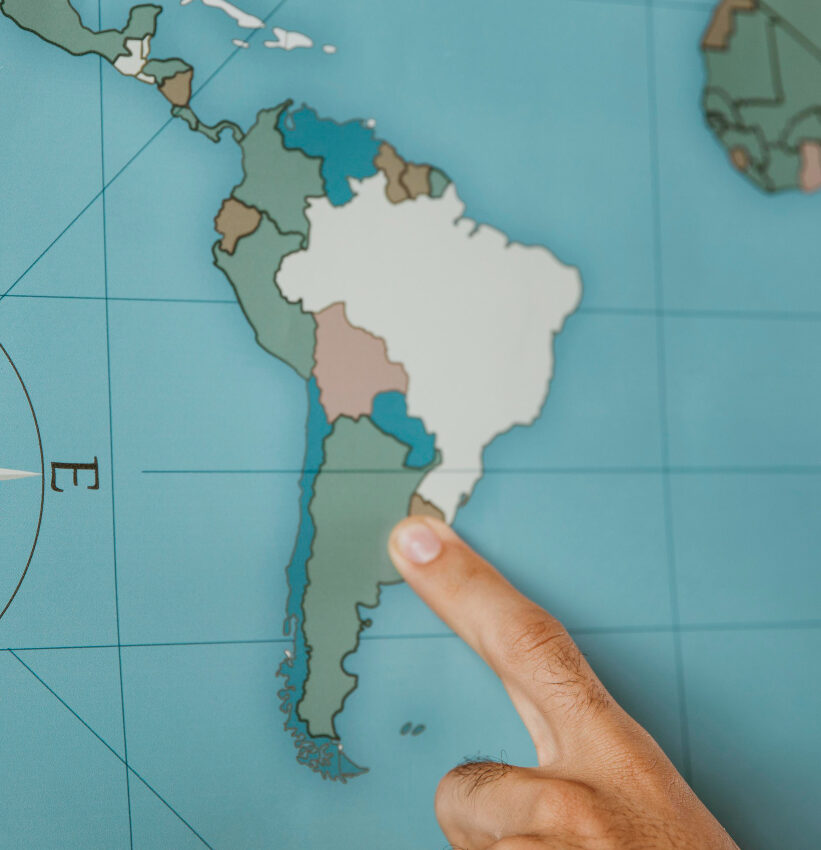 persona-apuntando-america-sur-mapa persona-apuntando-america-sur-mapa